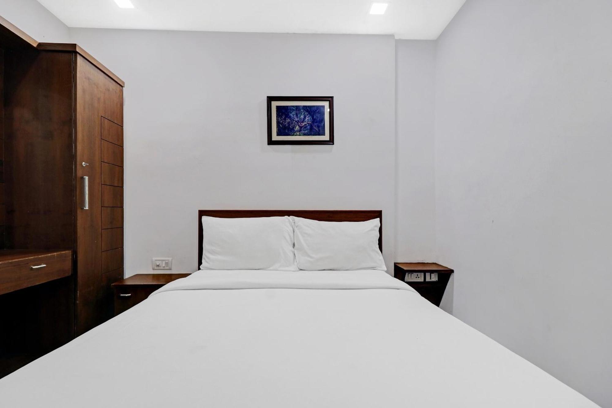 Oyo Townhouse 595 Majestic Inn Kochi Kültér fotó